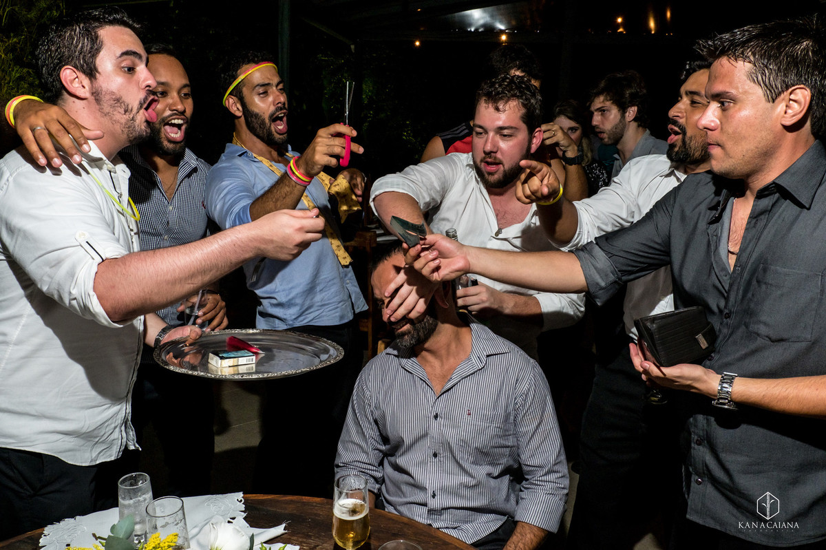 padrinhos e convidados passam a gravata no dia do casamento no sítio casuarinas em Vargem Grande no rio de janeiro rj