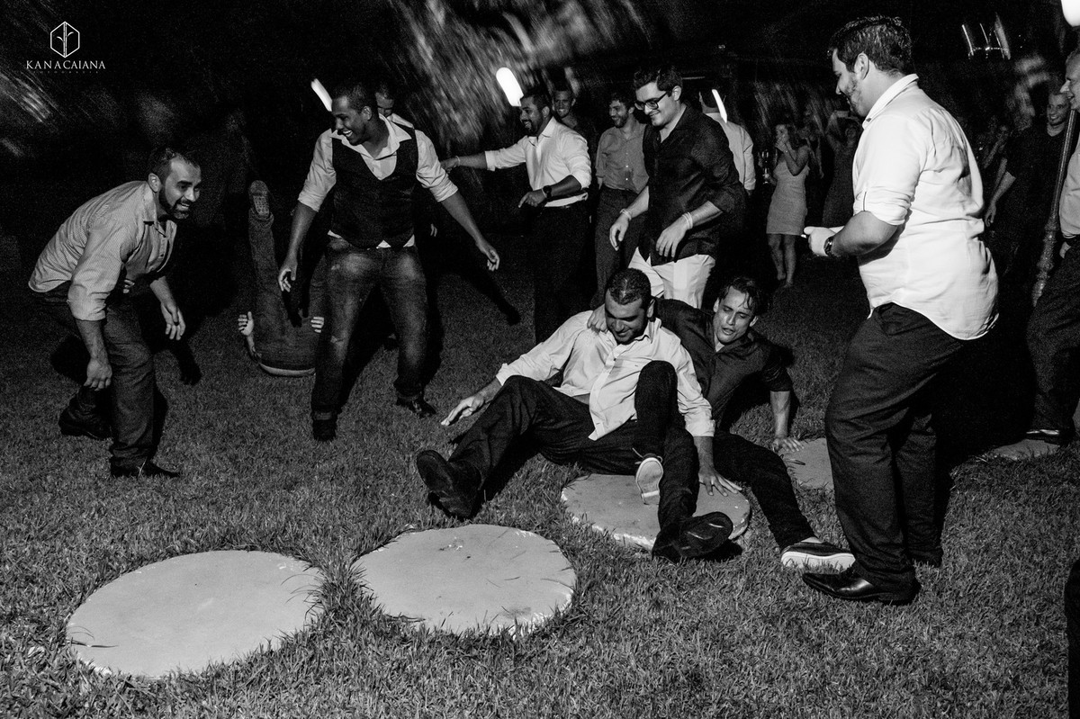 padrinhos caem no chão e brigam para pegar a garrafa de whisky jogada pelo noivo no dia do casamento no sítio casuarinas em Vargem Grande no rio de janeiro rj