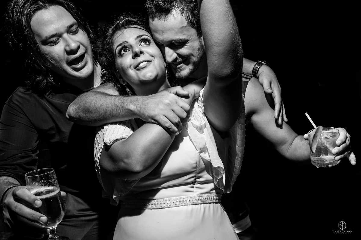 noivos se abraçam apaixonados e namoram durante festa do casamento no sítio casuarinas em Vargem Grande no rio de janeiro rj