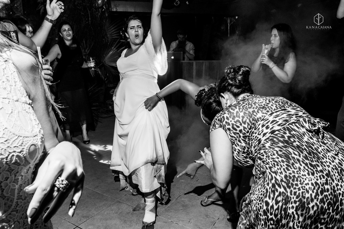 noiva animada e feliz na pista de dança durante festa de casamento no sítio casuarinas em Vargem Grande no rio de janeiro rj