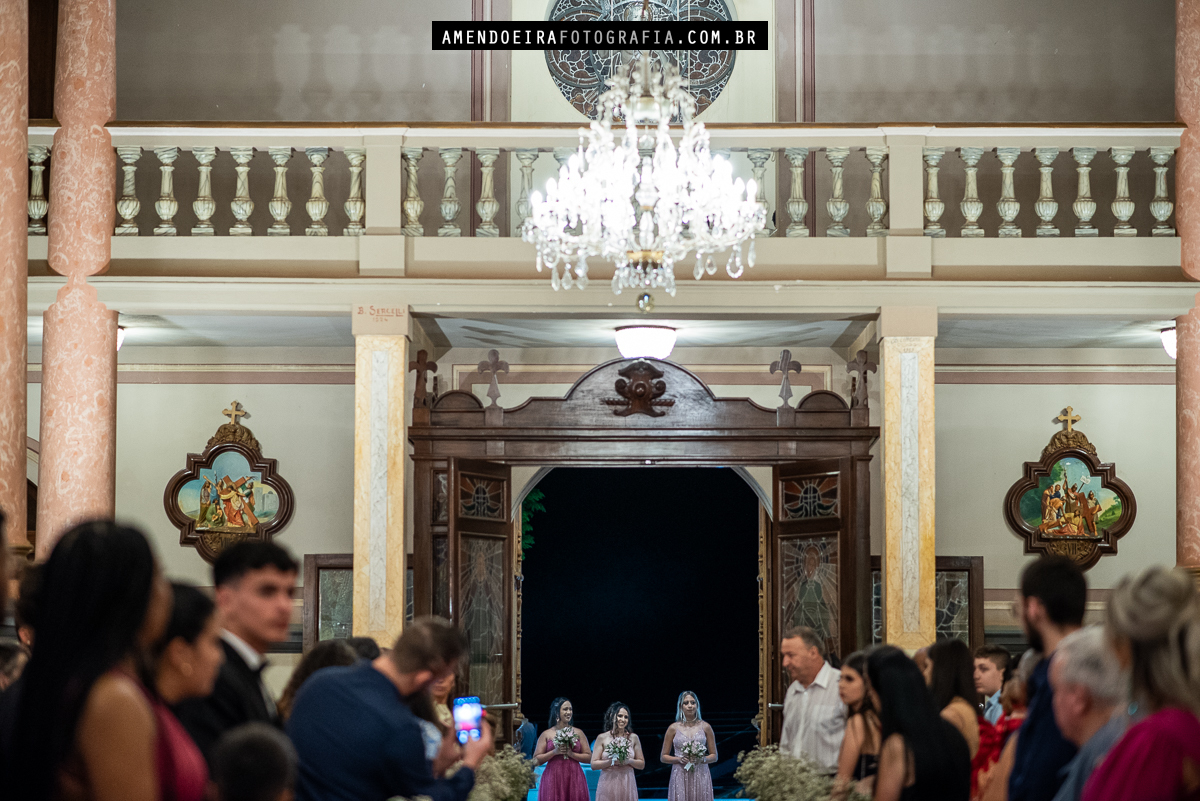 floristas de casamento na igreja matriz de bocaina durante celebração