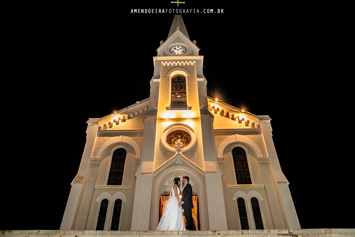 foto incrivel e linda dos noivos na frente da igreja matriz de bocaina após cerimônia religiosa de casamento