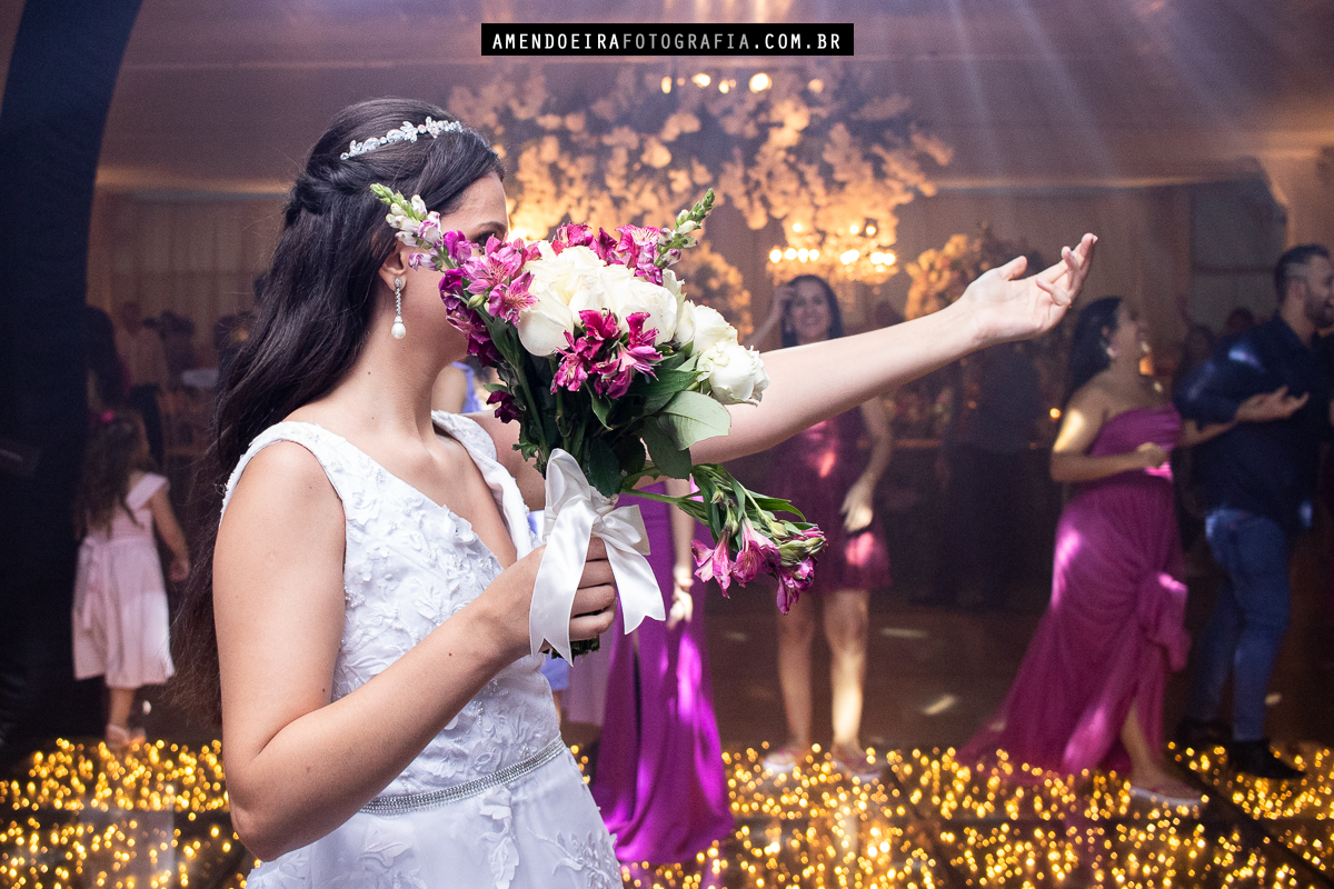 foto linda e incrivel da noiva segundos antes de jogar seu buque durante festa de casamento na cidade de bocaina no interior de são paulo