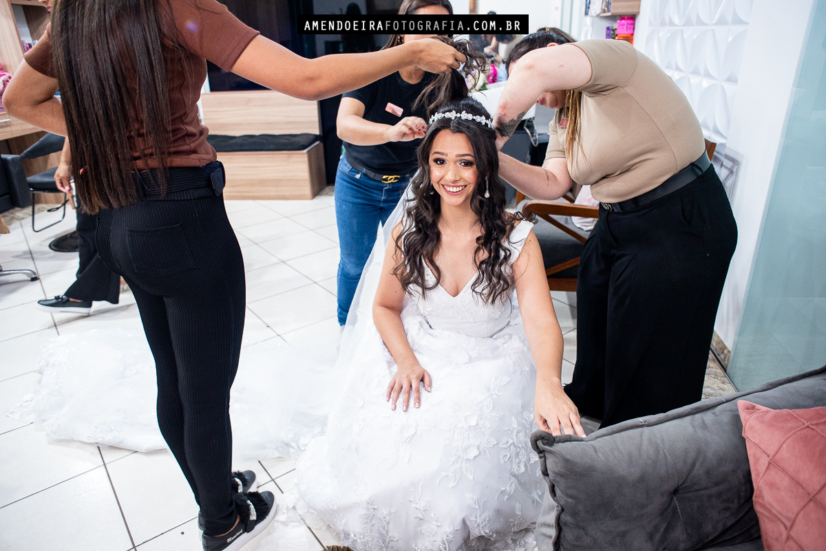 noiva se abaixa para colocar o véu durante sessão de fotos no making of do casamento em bocaina sp