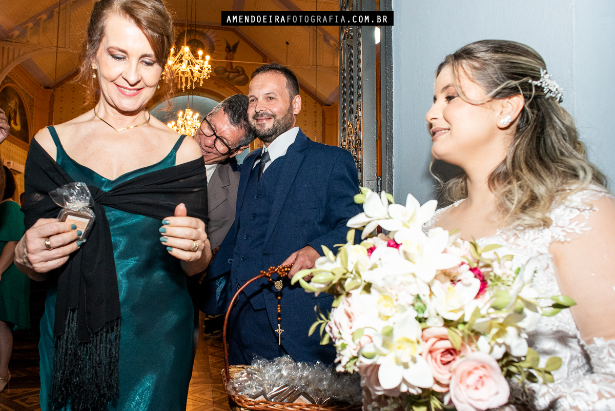 noivos presenteiam seus convidados na saida da cerimonia de casamento na paroquia sao jose em jau no interior de sao paulo