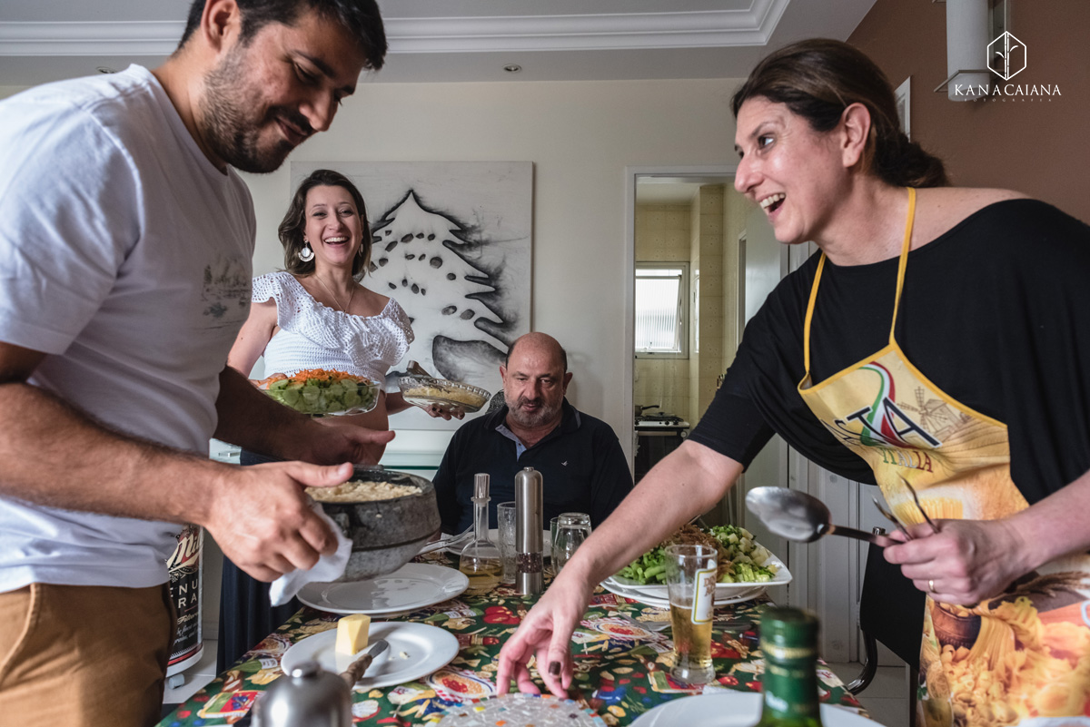 familia de mulher grávida servindo almoço durante ensaio de fotos de gestante em São Paulo sp