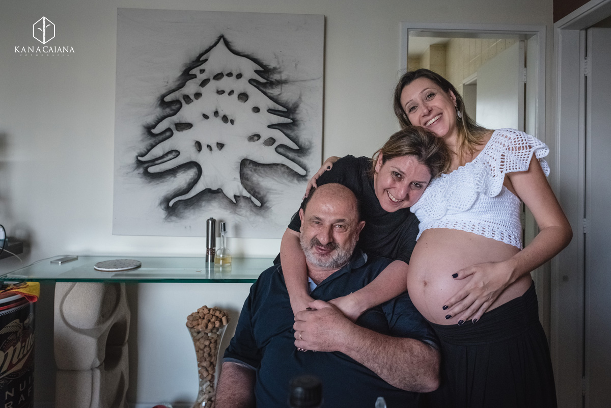 familia de mulher gestante abraçados com ternura e amor durante ensaio de fotos de gestante em São Paulo sp