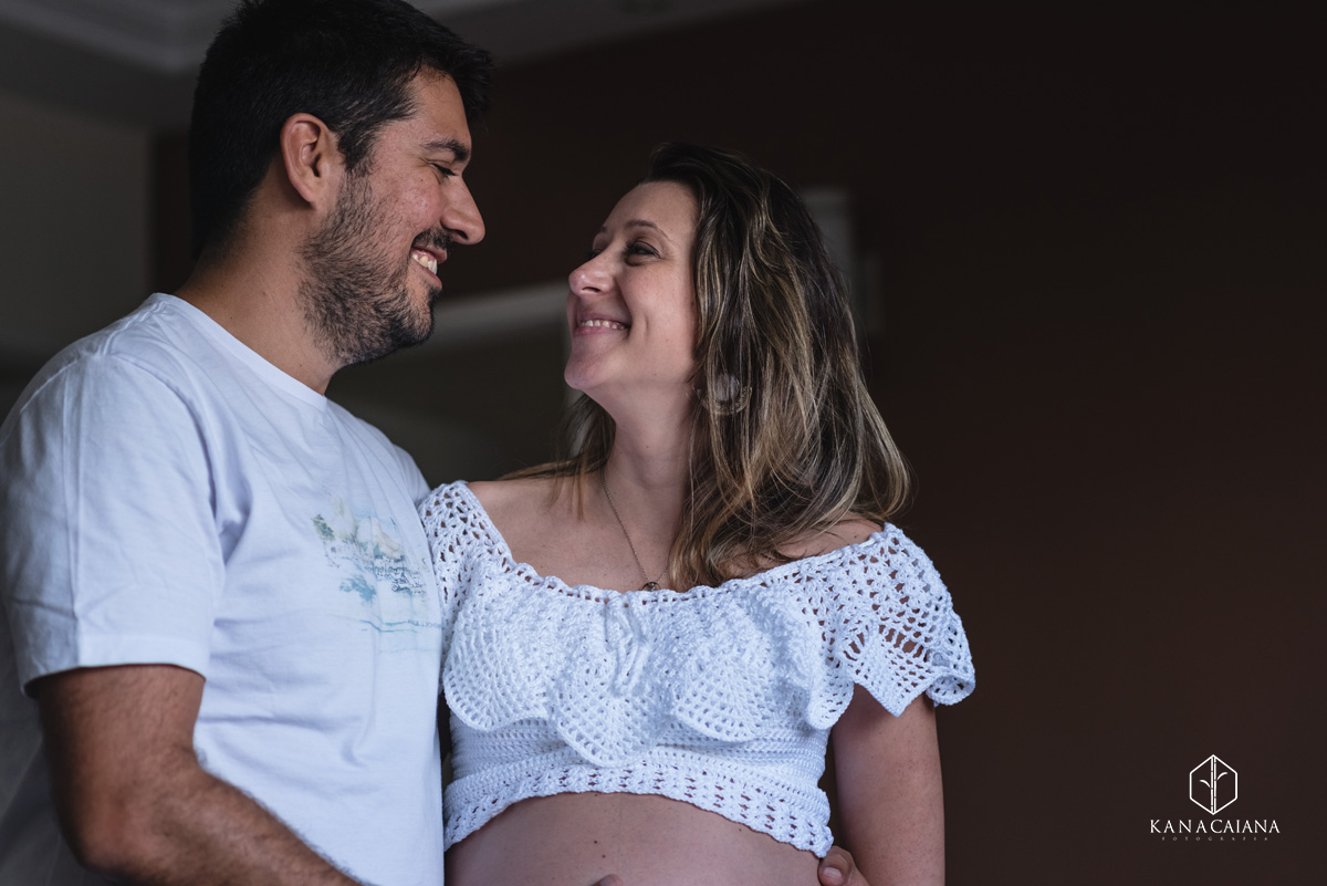 marido e mulher grávida se olham apaixonados durante ensaio de fotos de gestante em São Paulo sp