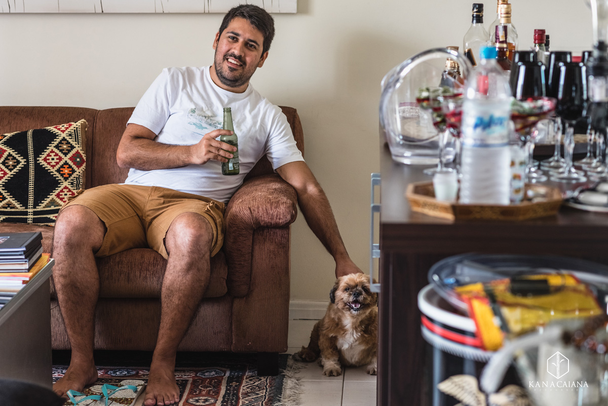 Pai faz carinho em seu cachorro enquanto toma cerveja durante ensaio de fotos de gestante em São Paulo sp
