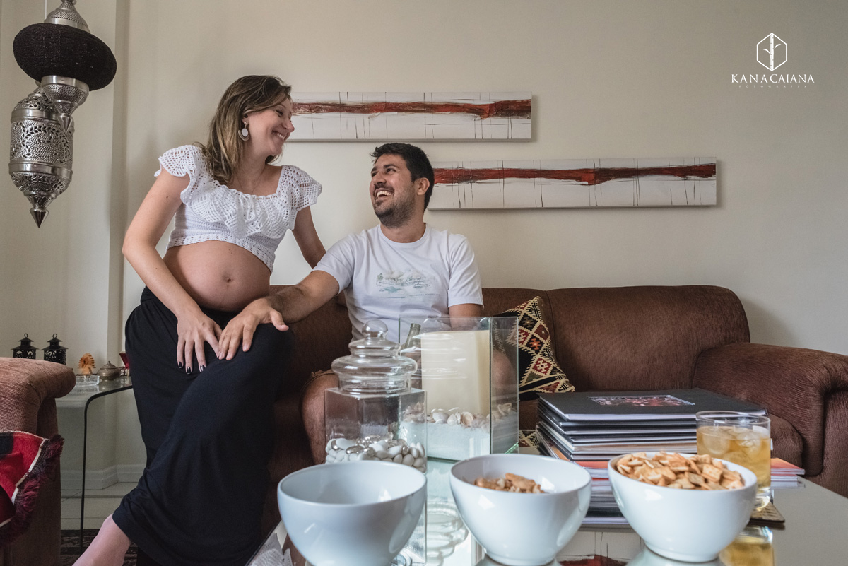 Mulher grávida e seu marido conversam e se olham apaixonados durante ensaio de fotos de gestante em São Paulo sp