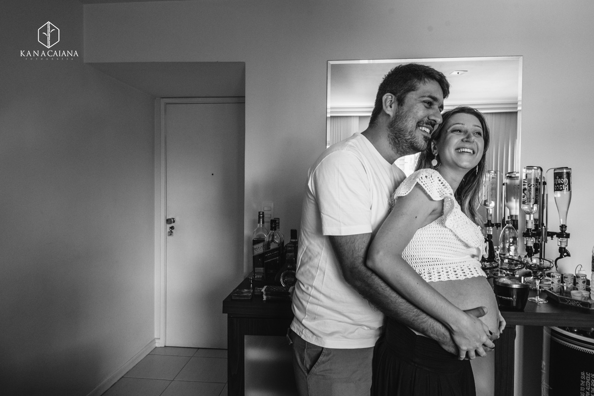 Marido abraça sua mulher grávida durante ensaio de fotos de gestante em São Paulo sp
