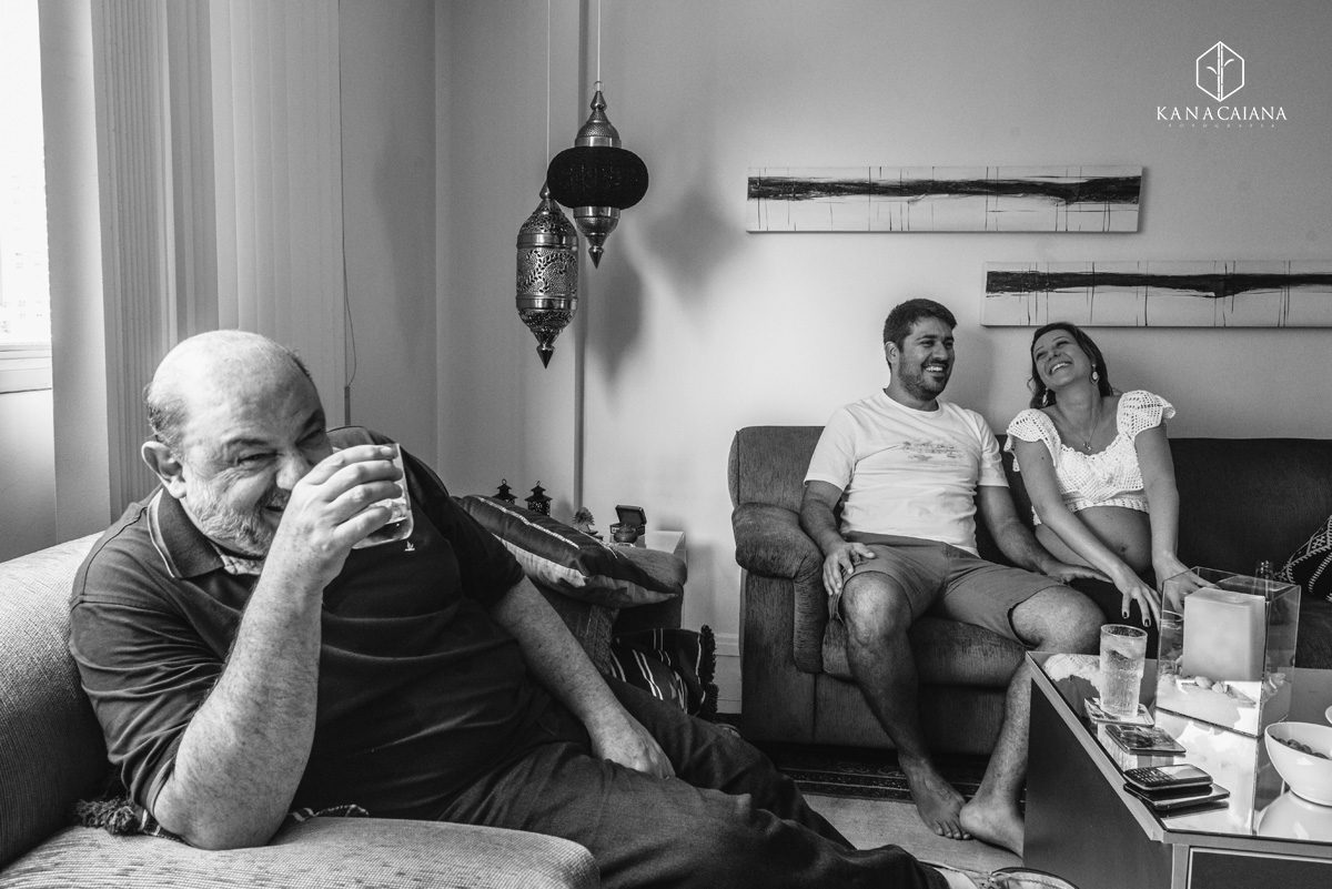 mulher grávida seu pai e seu marido dão risada durante bate papo descontraído durante ensaio de fotos de gestante em São Paulo sp