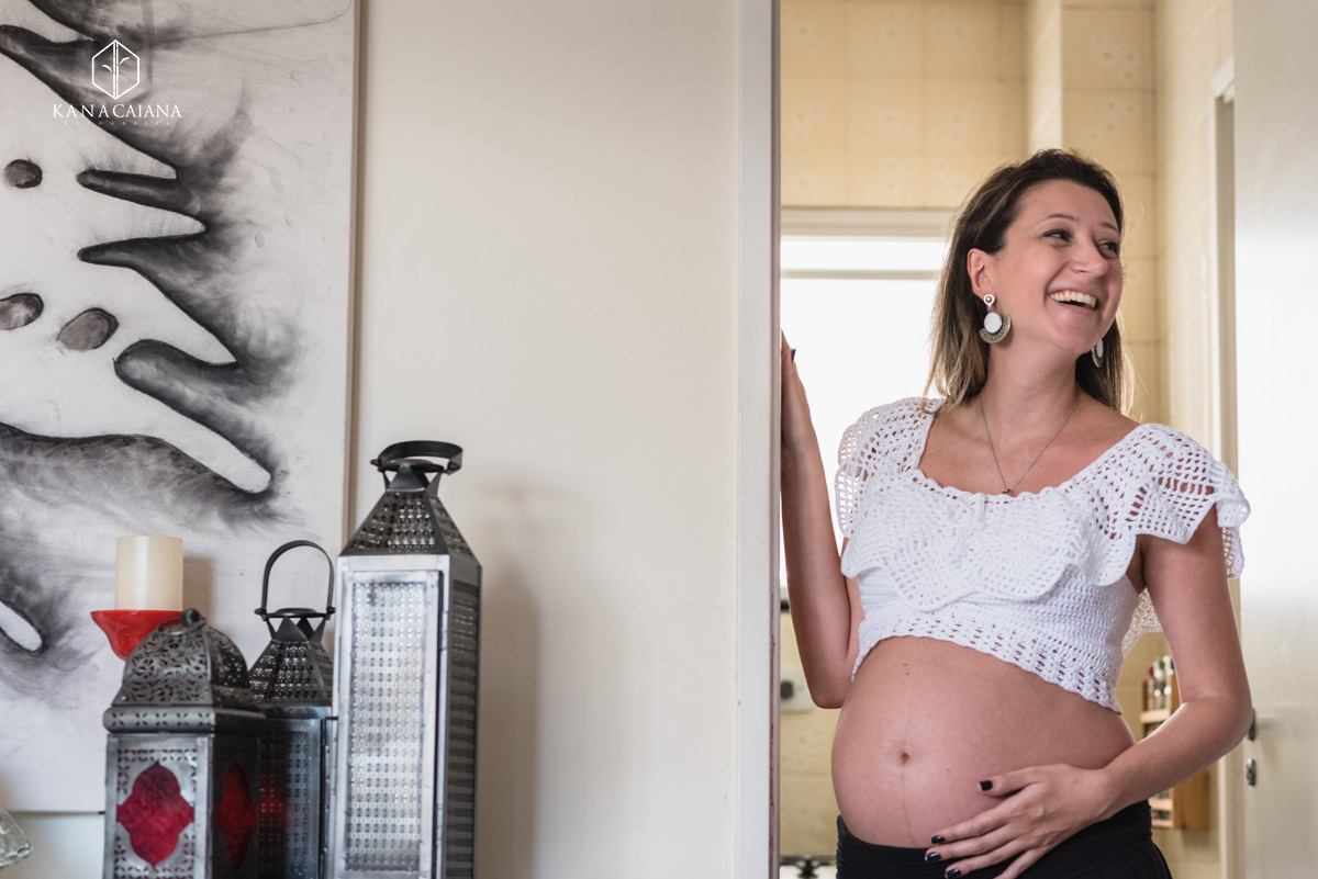 Mulher grávida sorri durante ensaio de fotos de gestante em São Paulo sp