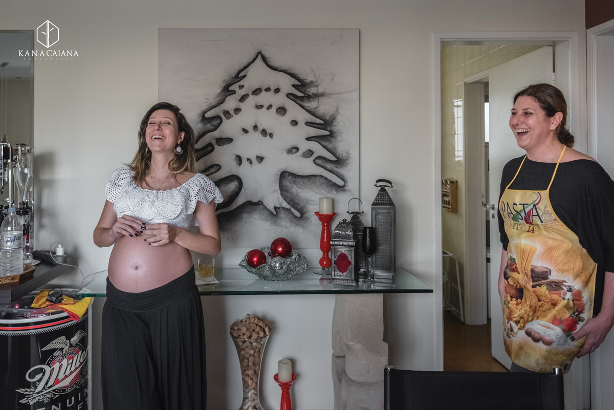 Mulher grávida e sua mãe caem na gargalhada rindo muito durante ensaio de fotos de gestante em São Paulo sp