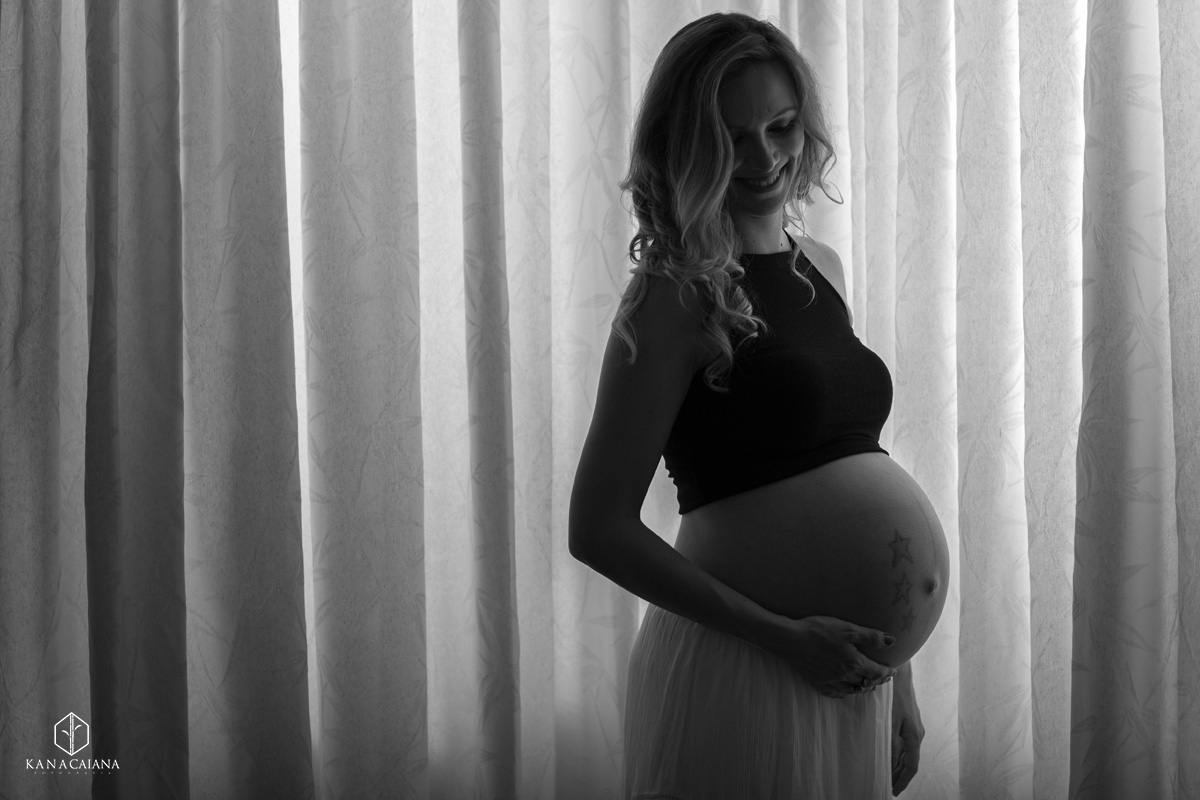 mulher grávida faz carinho em sua barriga durante ensaio de fotos de gestante na cidade de lençóis paulista no interior de São Paulo sp