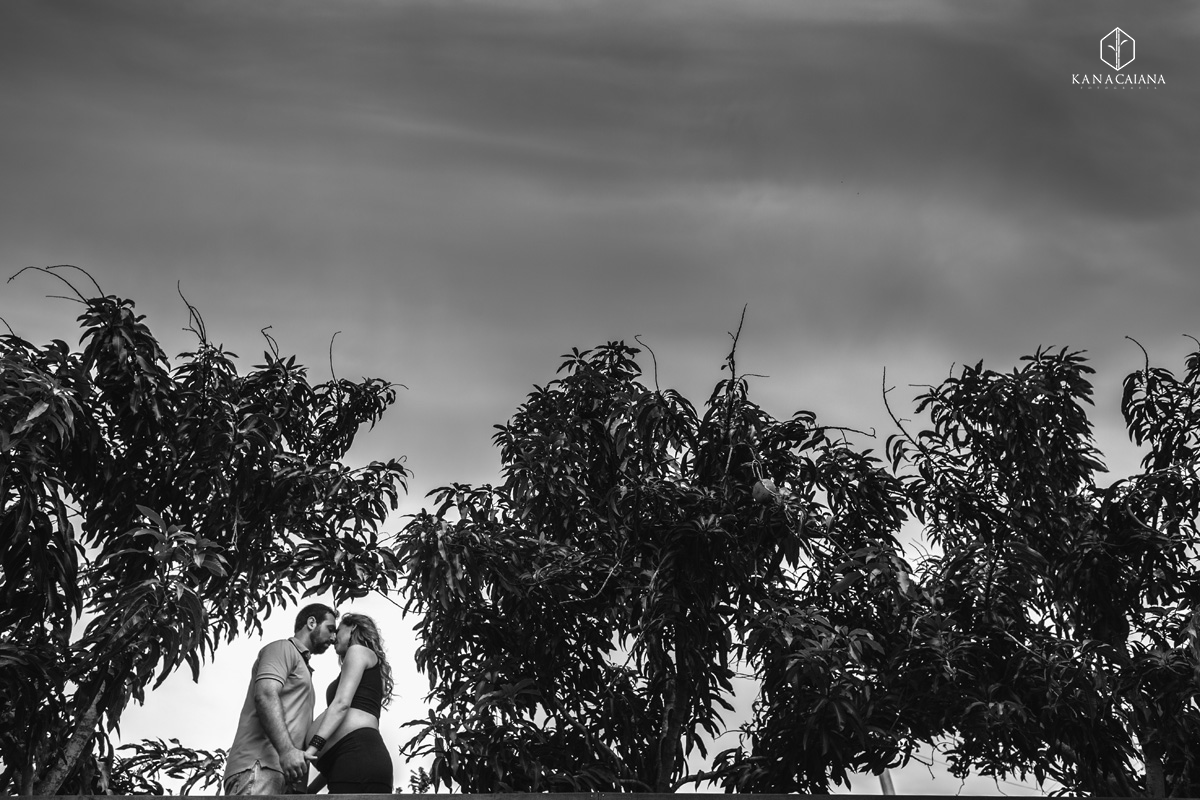 Mulher grávida e seu marido namoram durante ensaio de fotos de gestante na cidade de lençóis paulista no interior de São Paulo sp