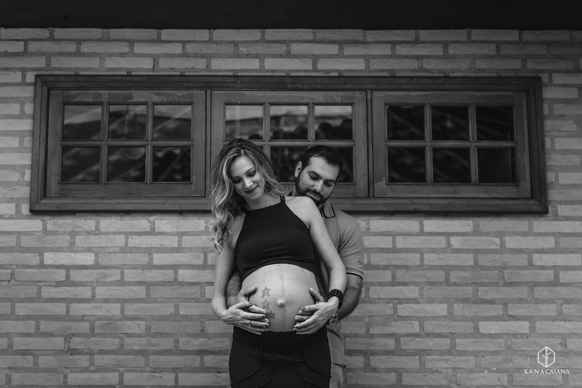 marido abraça sua esposa grávida durante ensaio de fotos de gestante na cidade de lençóis paulista no interior de São Paulo sp