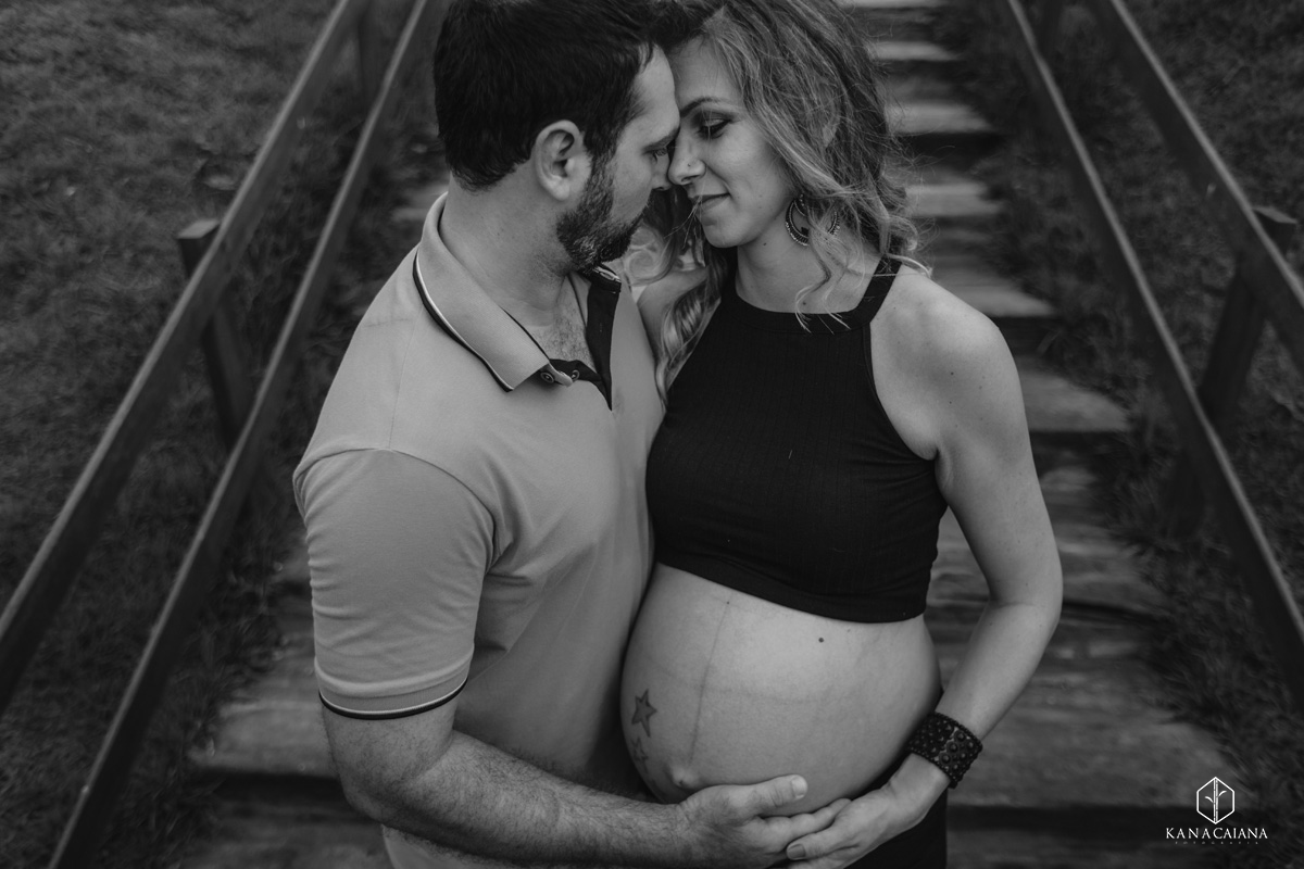 marido olha apaixonado para sua esposa grávida durante ensaio de fotos de gestante na cidade de lençóis paulista no interior de São Paulo sp