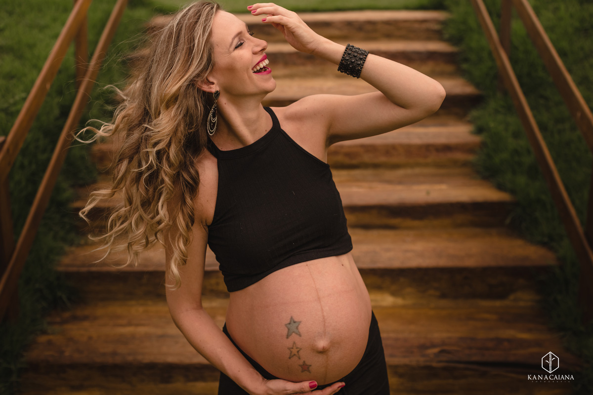 mulher grávida balança os cabelos ao vento durante ensaio de fotos de gestante na cidade de lençóis paulista no interior de São Paulo sp