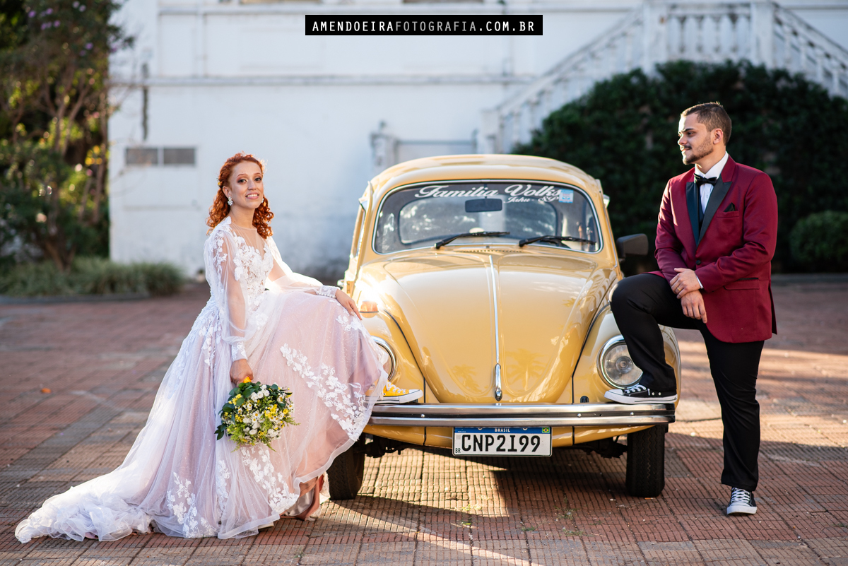 noivos posando em um fusca para fotografo de casamento apos cerimonia na igreja durante ensaio em jau na capela universitaria sao jose