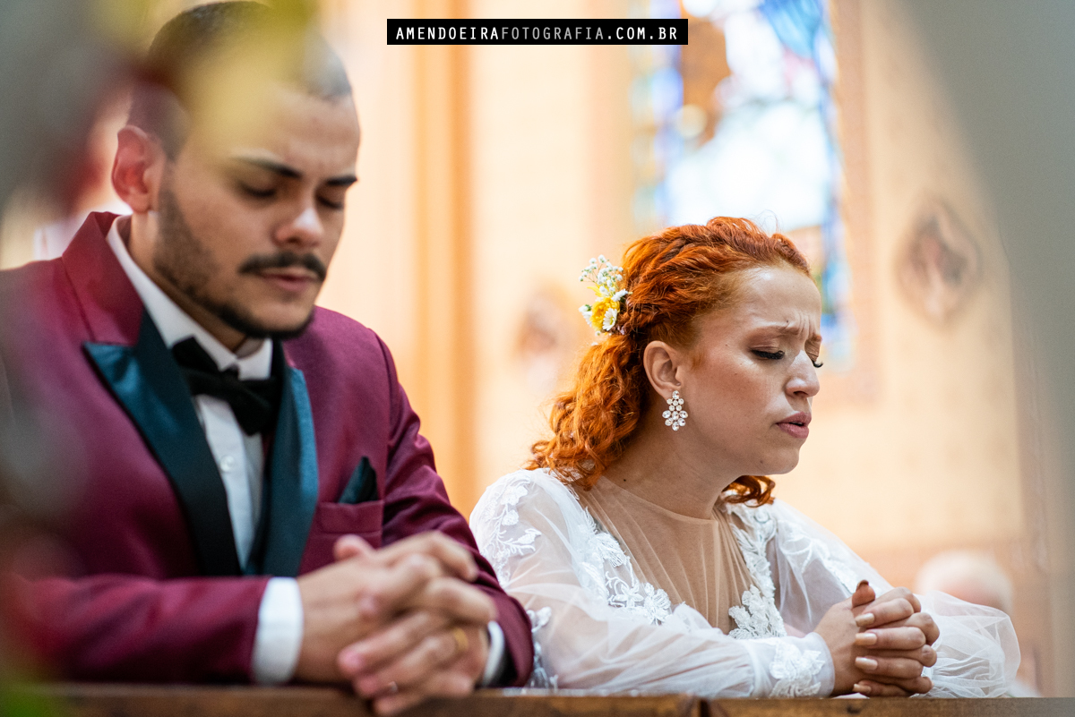 noivos em momento de fe e oracao durante cerimonia de casamento em jau na capela universitaria sao jose