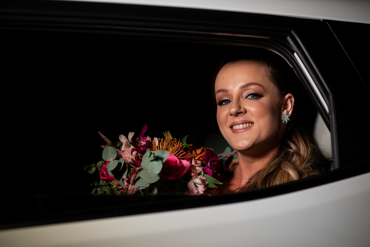 noiva linda esperando para entrar na igreja e subir no altar durante cerimonia de casamento na capela da fundação na cidade de jau
