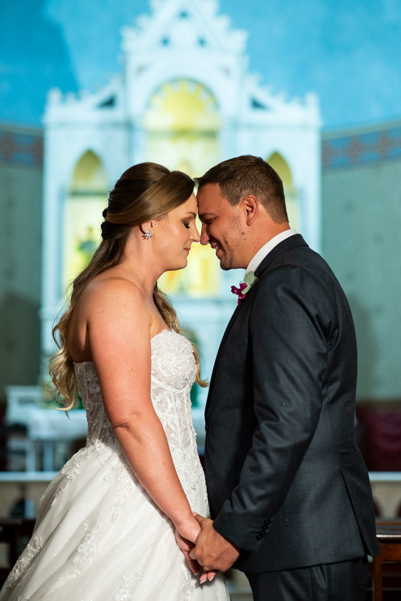 fotografo de casamento em jau faz fotos lindas da noiva e do noivo durante um mini ensaio após a cerimonia religiosa de casamento na capela da fundação