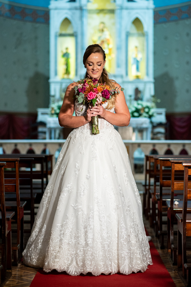 fotografo de casamento em jau faz fotos lindas da noiva e do noivo durante um mini ensaio após a cerimonia religiosa de casamento na capela da fundação