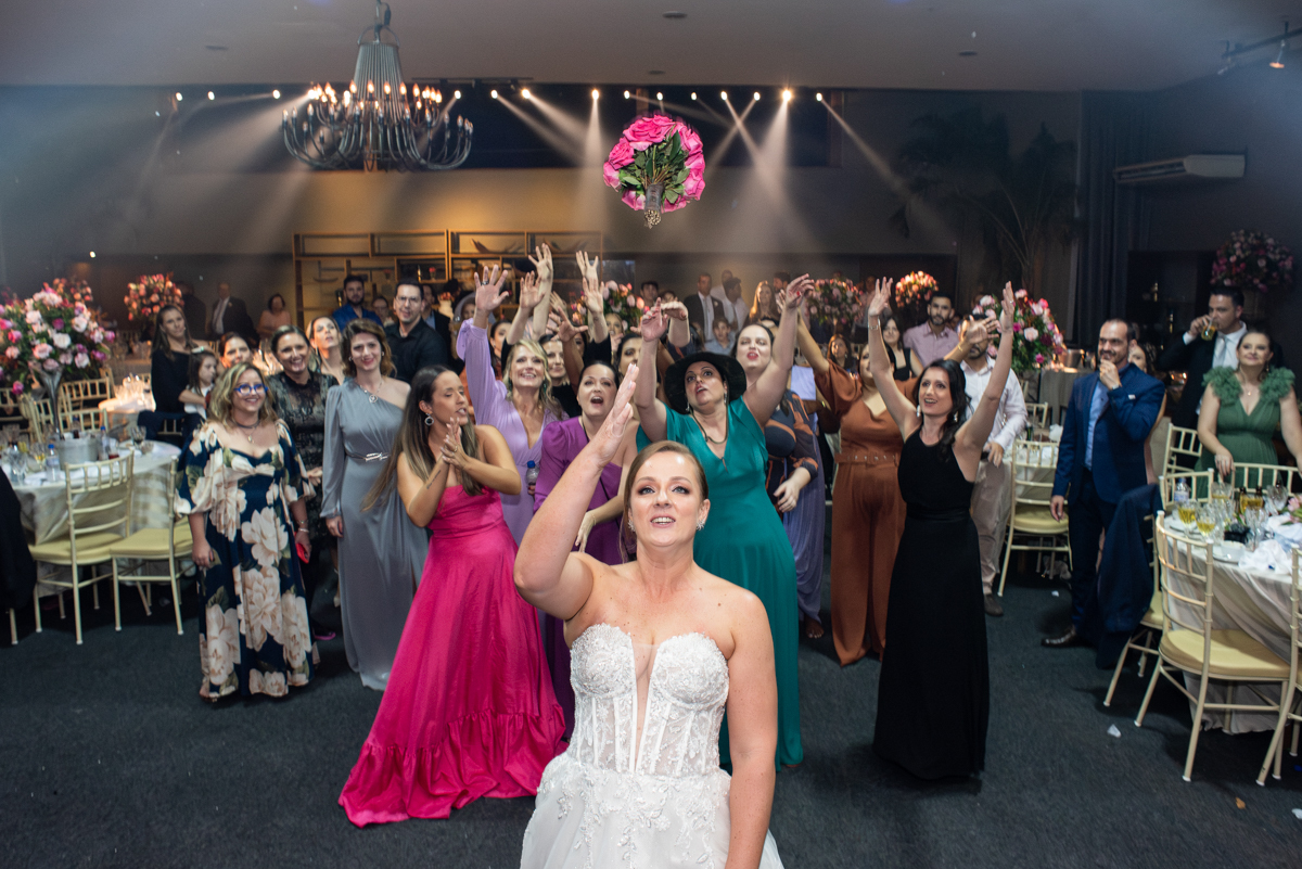 fotografo de casamento registra momento único da noiva jogando o buque durante festa de casamento no vostro eventos na cidade de jau