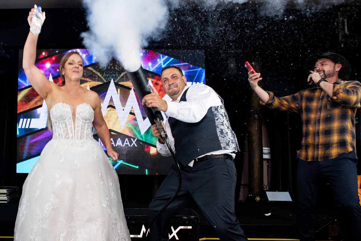 noivos brincam com bazuca de co2 do DJ maaax durante festa de casamento no vostro eventos na cidade de jau