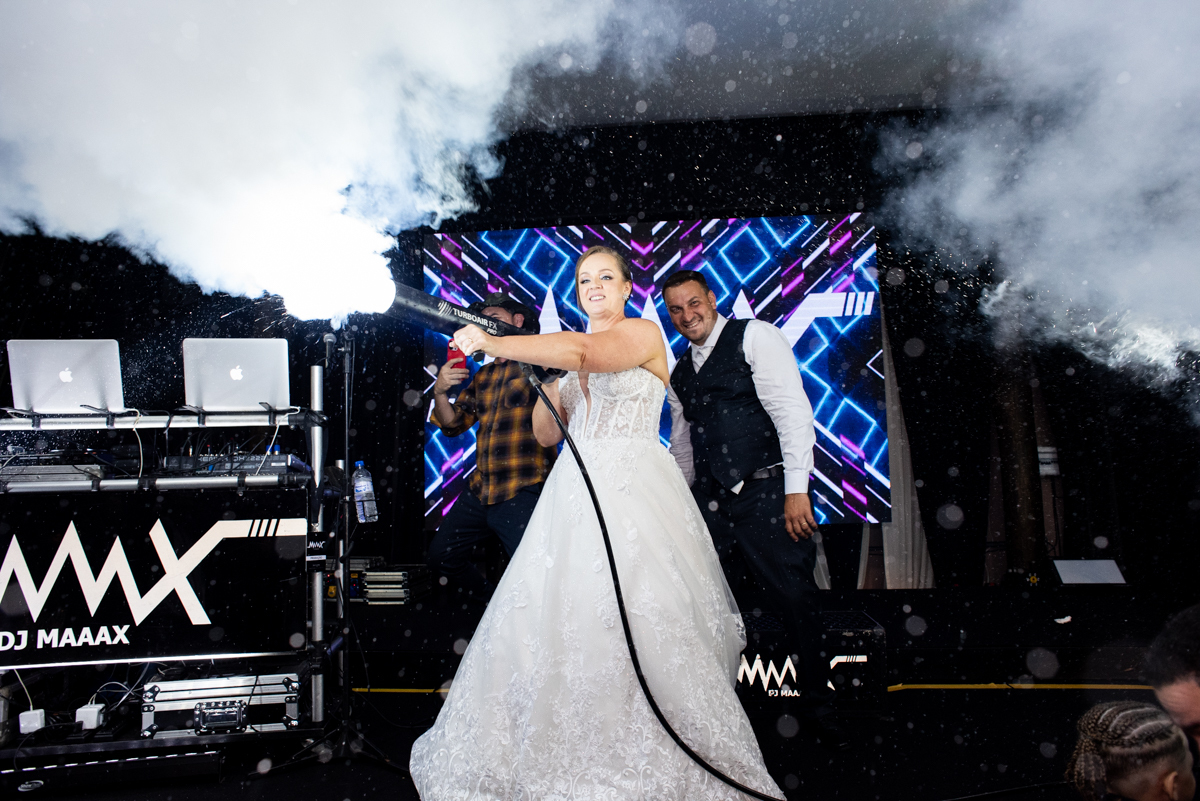 noivos brincam com bazuca de co2 do DJ maaax durante festa de casamento no vostro eventos na cidade de jau