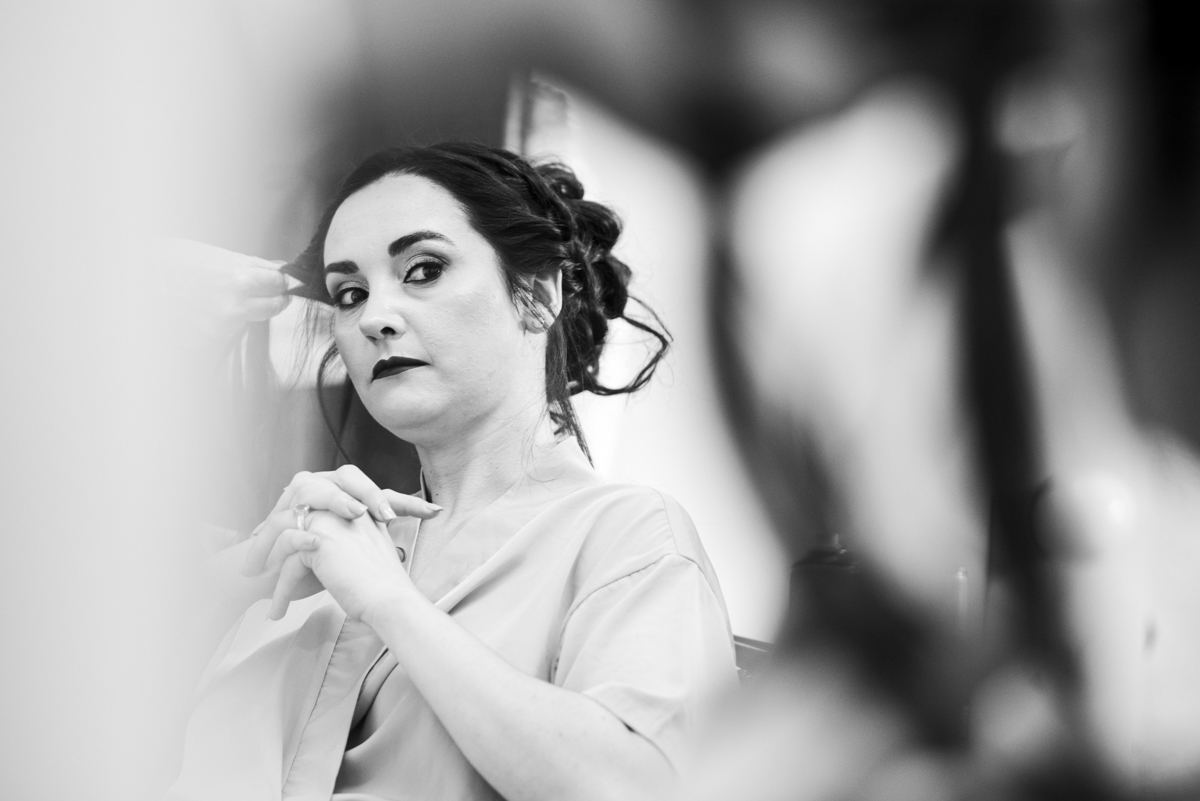 fotografo de casamento em brotas no interior de sao paulo registra momento espontâneo da noiva durante making of de casamento no campo