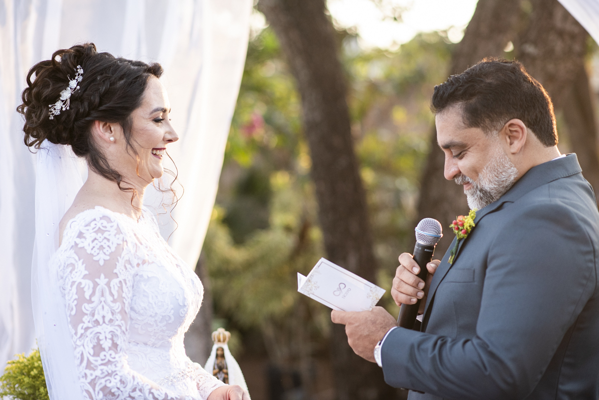 noivos trocam votos durante cerimonia de casamento no campo e fotografo de casamento em brotas registra momento de descontração