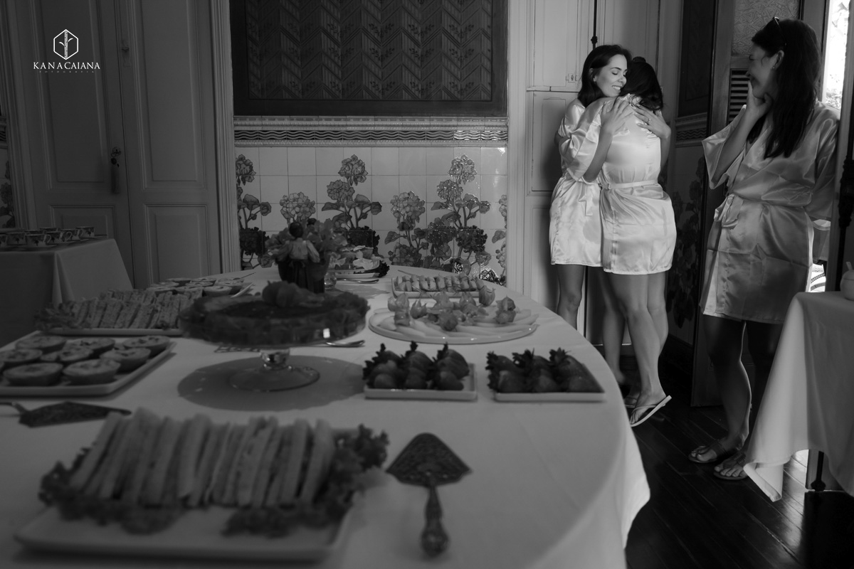 noiva e amigas comendo  durante making of da noiva em casamento em santa teresa no rio de janeiro