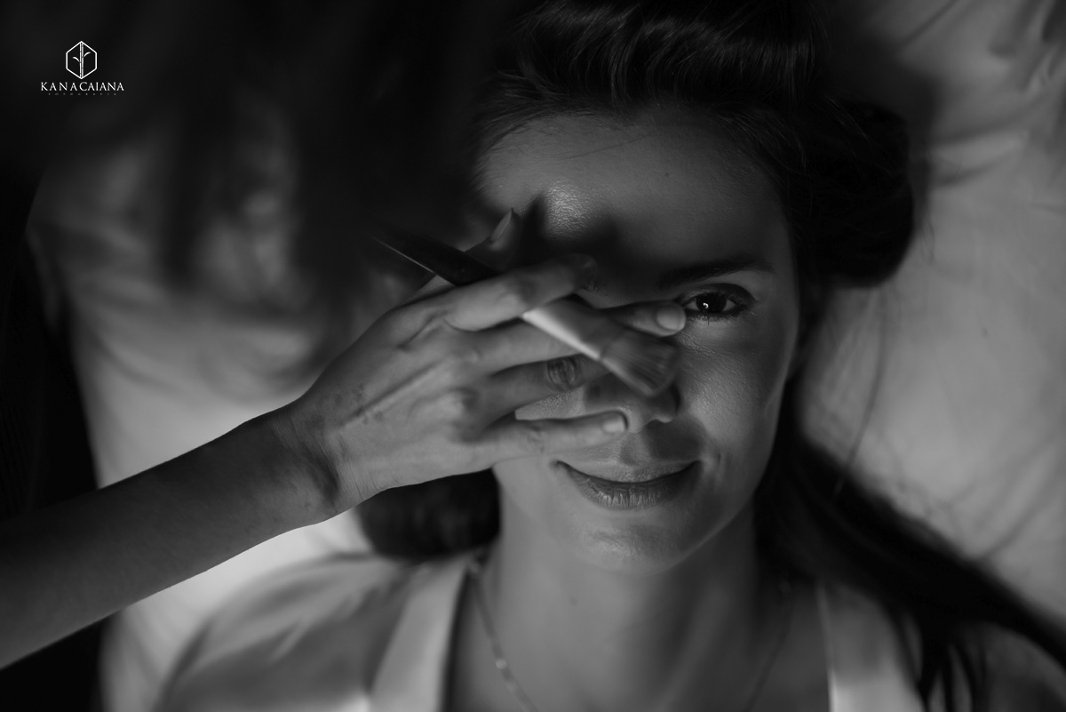 noiva se maquiando com make especial  durante making of da noiva em casamento em santa teresa no rio de janeiro