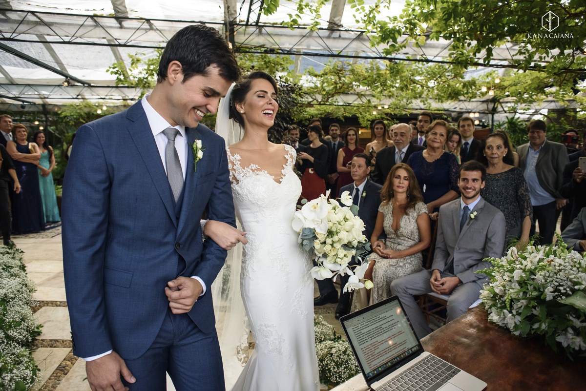 noiva sorri durante cerimônia de casamento na casa de santa Teresa no rio de janeiro rj