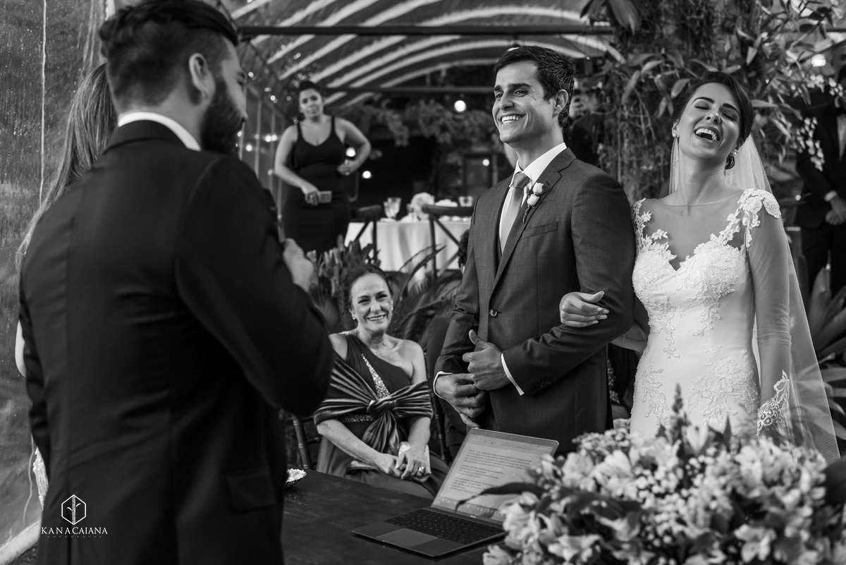 noiva e noivo rindo cerimônia de casamento na casa de santa Teresa no rio de janeiro rj