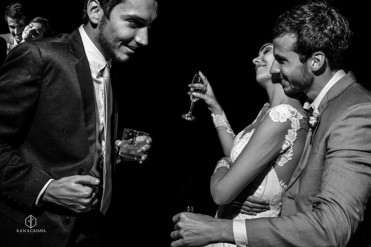 noiva ganha abraço do irmão em festa de casamento na casa de santa Teresa no rio de janeiro rj