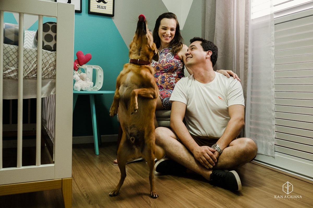 Marido esposa gestante e cachorro vira-lata em ensaio fotográfico em itaí, SP