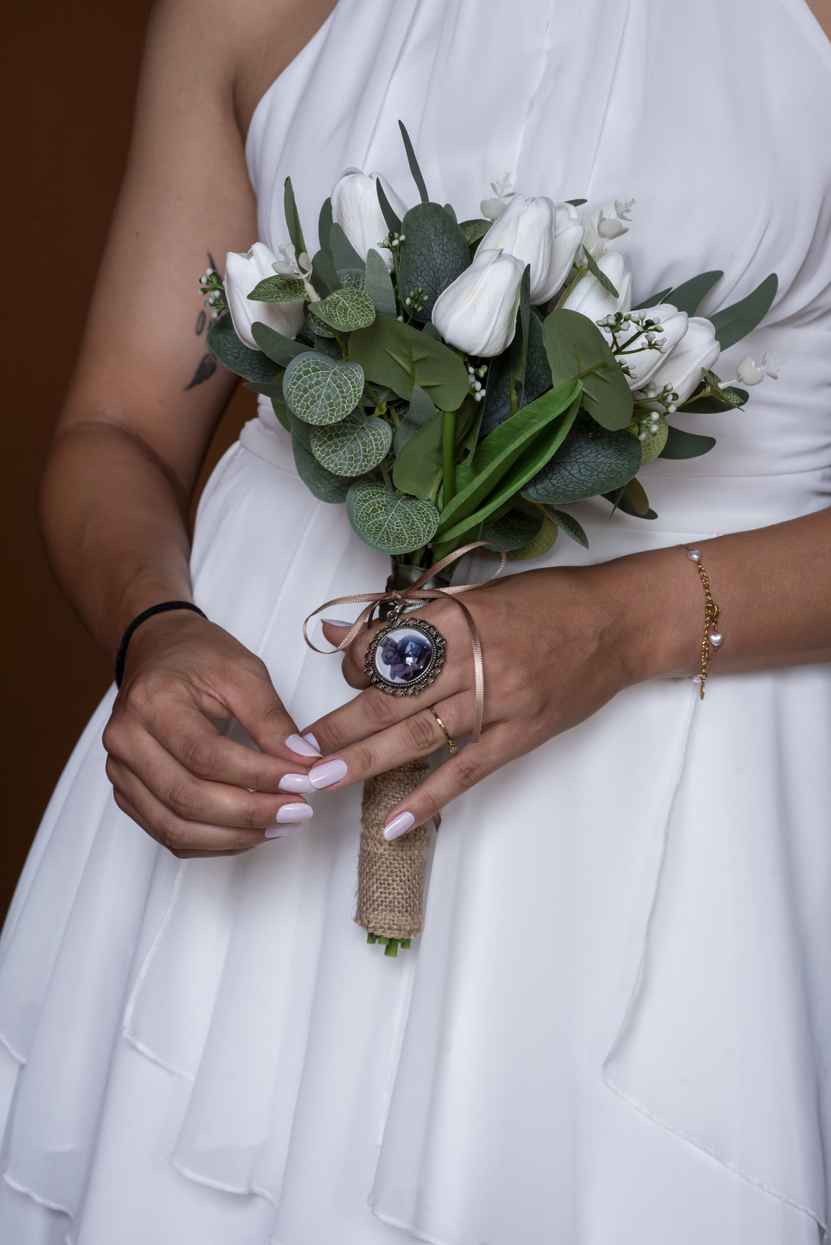 Momento emocionante após assinatura do registro civil em Jaú SP, fotografia de casamento natural e documental.