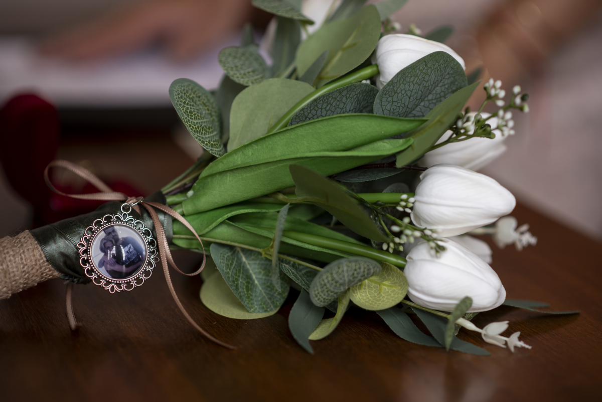 Detalhes do buque da noiva com homenagem durante recepção de casamento civil intimista.
