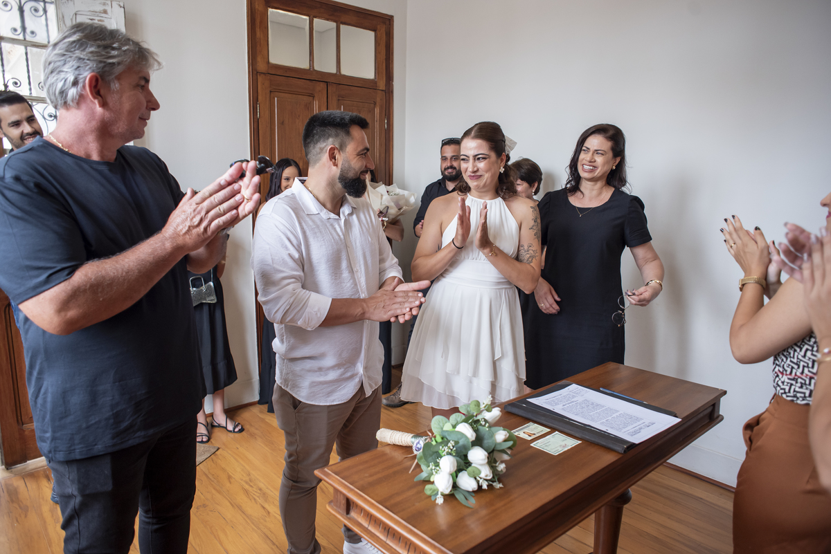 Noivos durante assinatura do casamento civil em restaurante em Jaú, mini wedding elegante com fotografia natural e emocional.