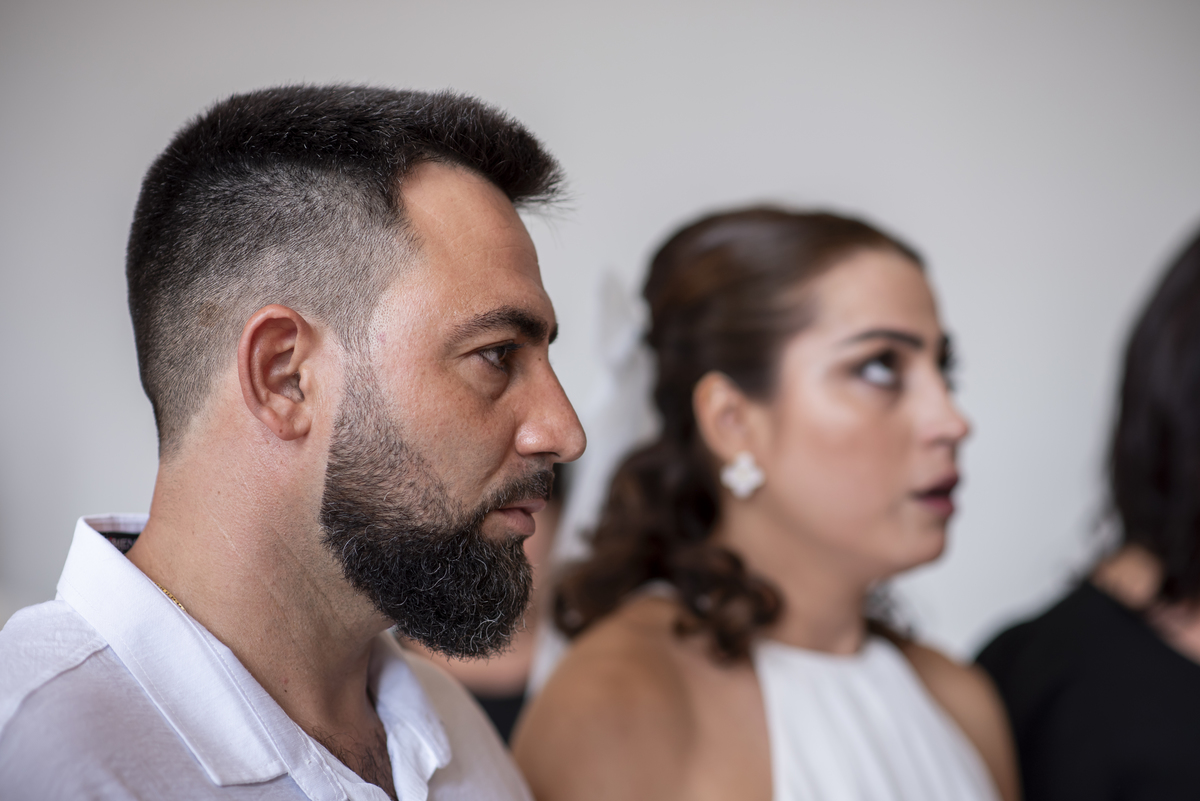 Momento emocionante após assinatura do registro civil em Jaú SP, fotografia de casamento natural e documental.