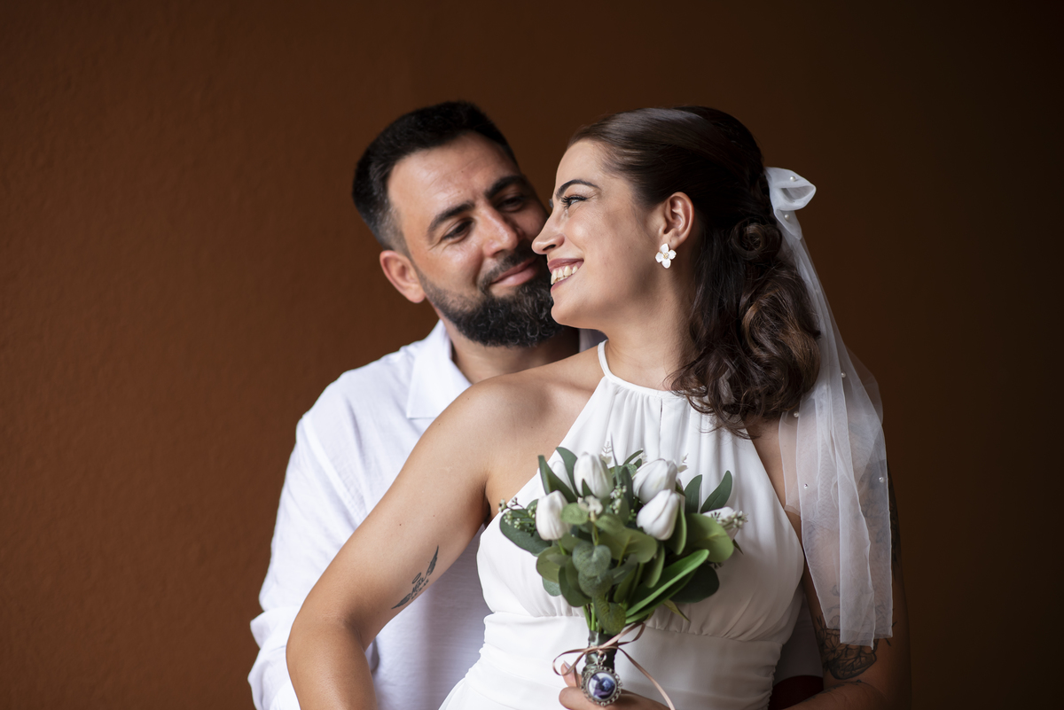 Momento emocionante após assinatura do registro civil em Jaú SP, fotografia de casamento natural e documental.