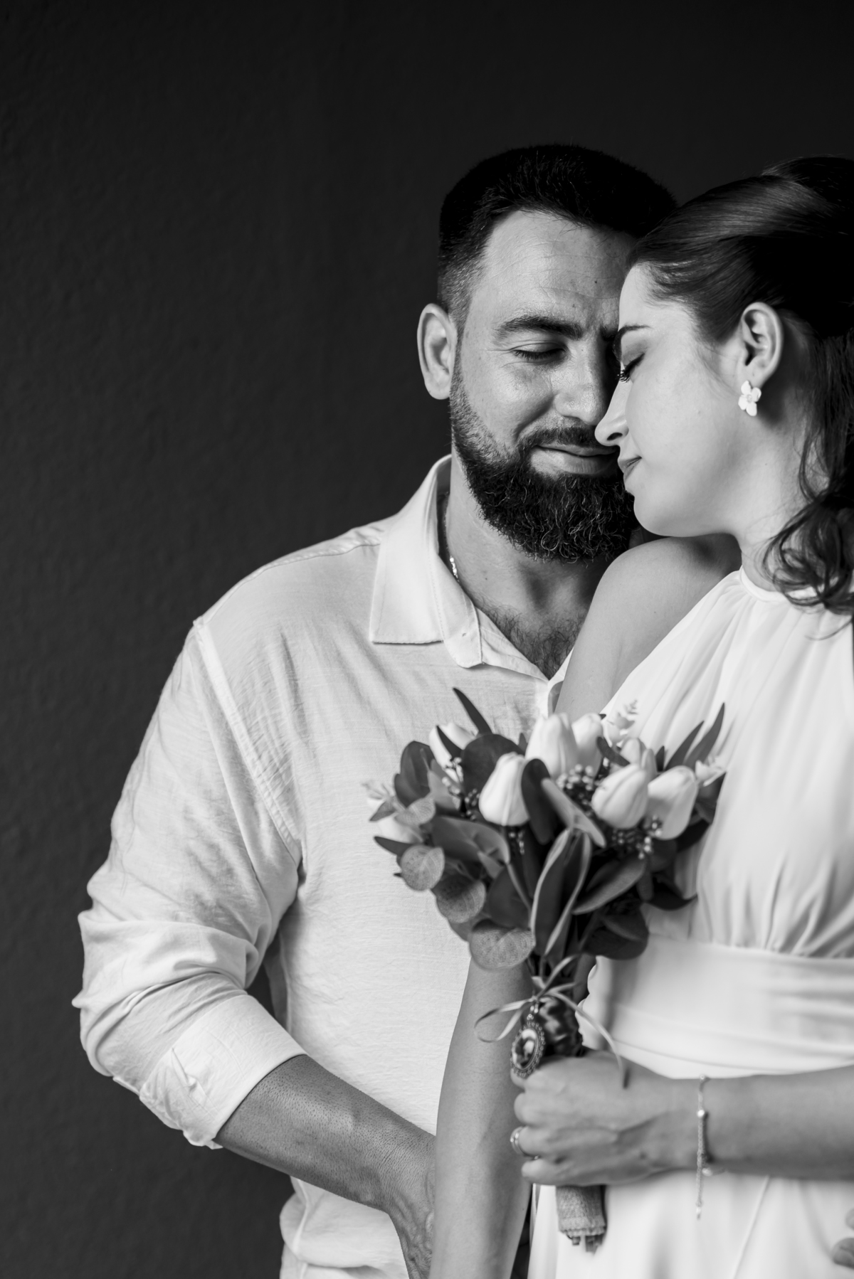 Retrato romântico do casal após casamento civil no interior de São Paulo, mini wedding elegante em Jaú.