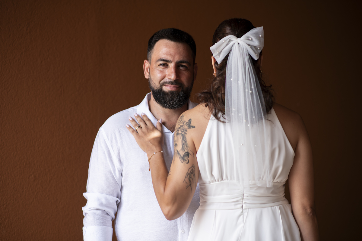 Retrato romântico do casal após casamento civil no interior de São Paulo, mini wedding elegante em Jaú.