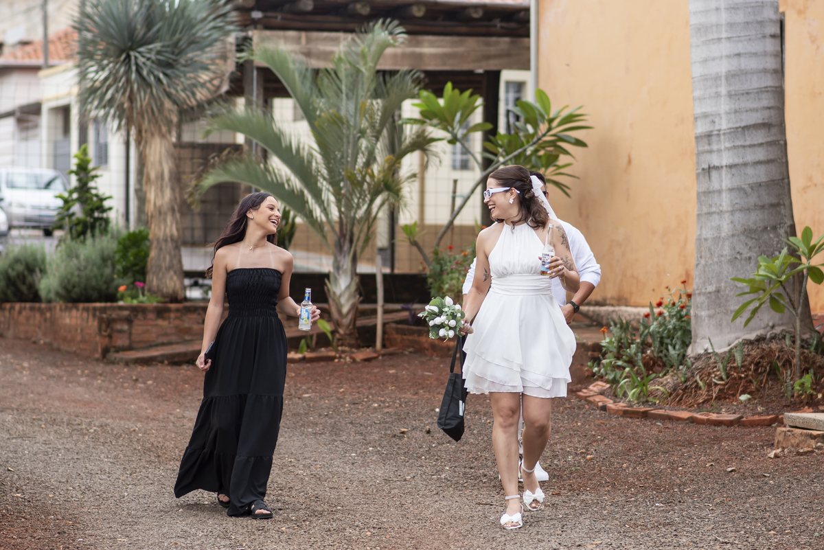 Fotógrafo de casamento em Jaú registrando casamento civil elegante em ambiente intimista.