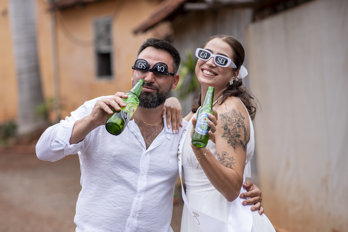 Brinde do casal em mini wedding intimista em restaurante em Jaú SP, fotografia de casamento leve e espontânea.