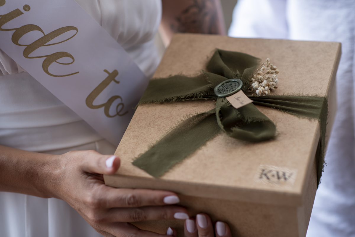 Convite aos padrinhos realizado durante recepção de casamento civil no Armazém São Benedito em Jaú interior de São Paulo.