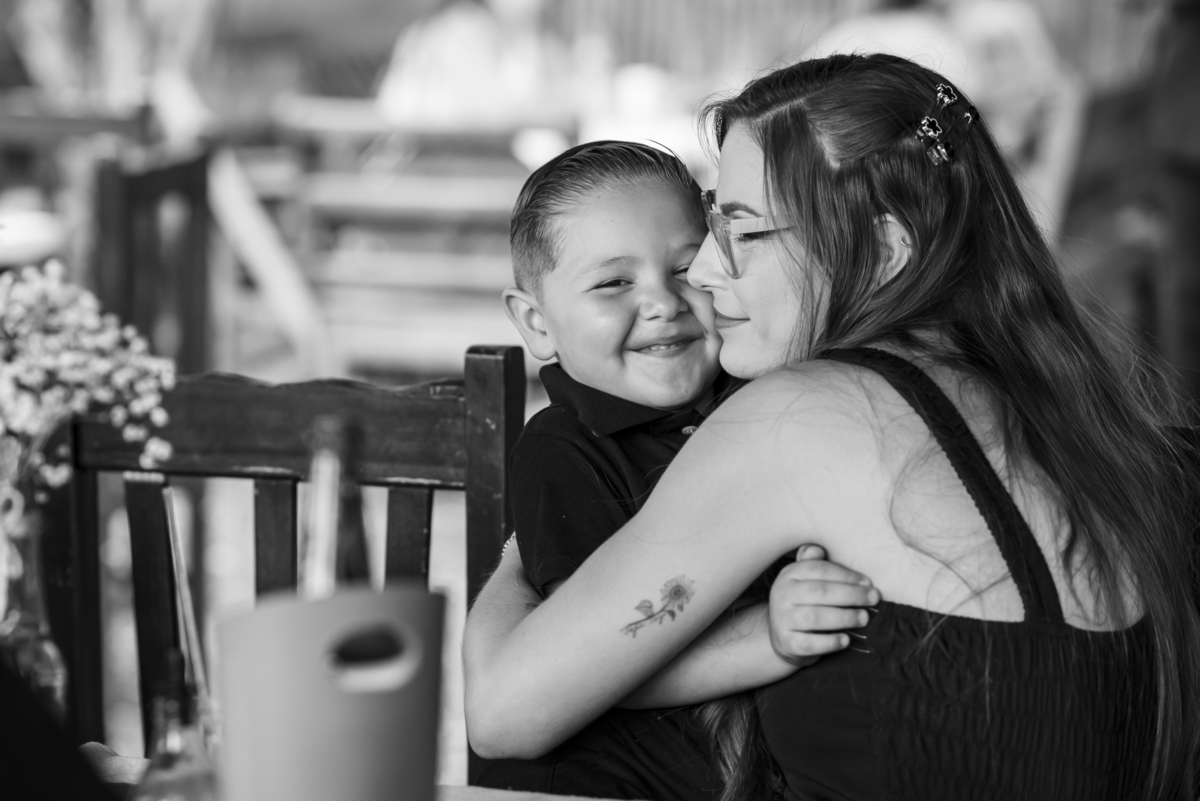 Abraço de familiares após cerimônia de casamento civil em Jaú, celebração intimista registrada por fotógrafo profissional.